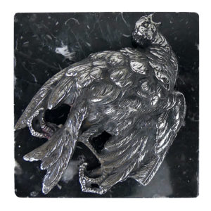 Petit oiseau mort en métal argenté sur plaque carrée de marbre noir (face)