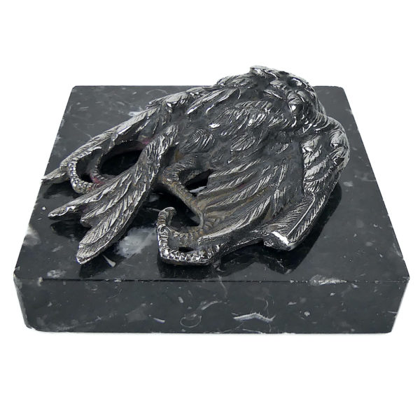 Petit oiseau mort en métal argenté sur plaque carrée de marbre noir (dessous 3/4)