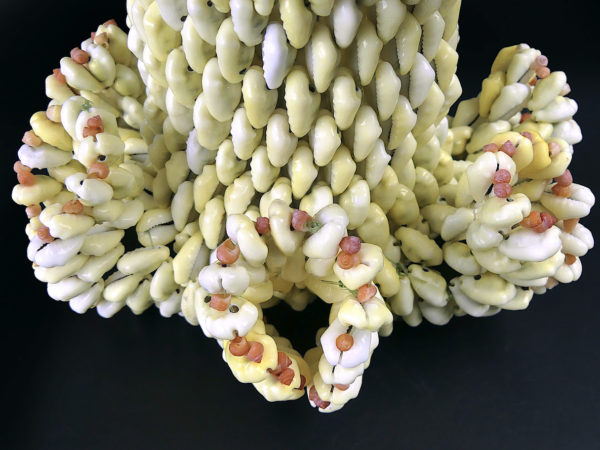 Vase floral polynésien en coquillages tressés Artisanat du Pacifique (détail)