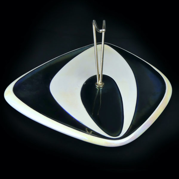 Plateau à fromage vintage noir irisé et blanc signé Verceram France Années 60 (dos)