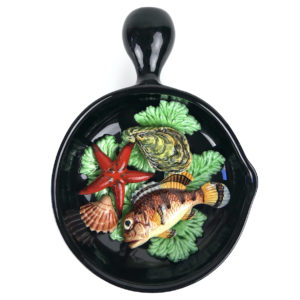 Caquelon provençal trompe l’Oeil typique des années 60 en barbotine Vallauris (face)