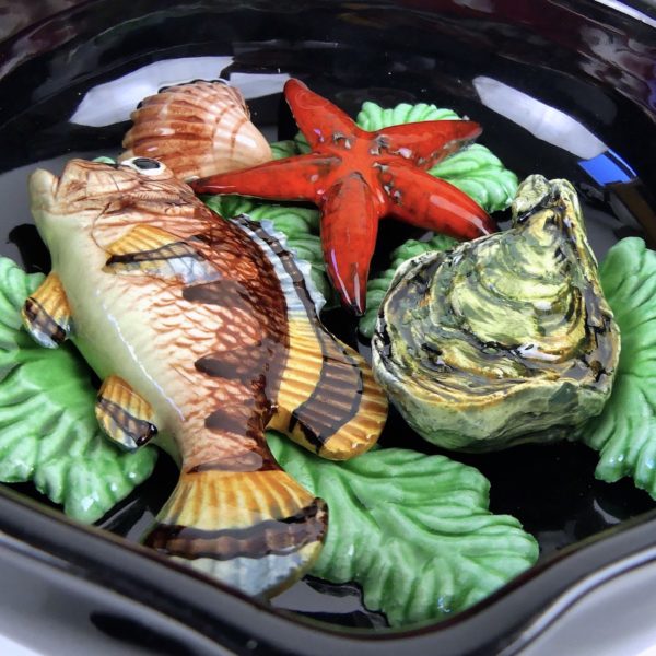 Caquelon provençal trompe l’Oeil typique des années 60 en barbotine Vallauris (détail)