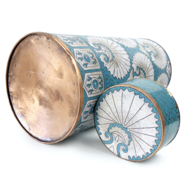 Pot long cloisonné éventails turkmen bleu et blanc Fabienne Jouvin Paris (dessous 3/4 ouvert)