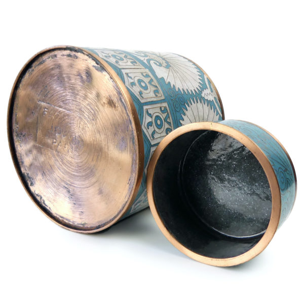 Pot cloisonné éventails turkmen bleu et blanc Fabienne Jouvin Paris (dessous 3/4 ouvert)