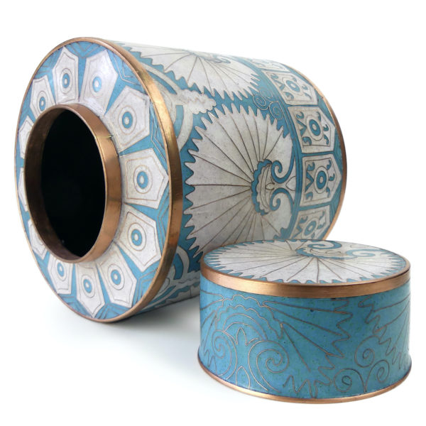 Pot cloisonné éventails turkmen bleu et blanc Fabienne Jouvin Paris (dessus 3/4 ouvert)