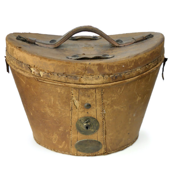 Boîte à chapeau ancienne de voyage en cuir et haut-de-forme taupe noir XIXe (face)