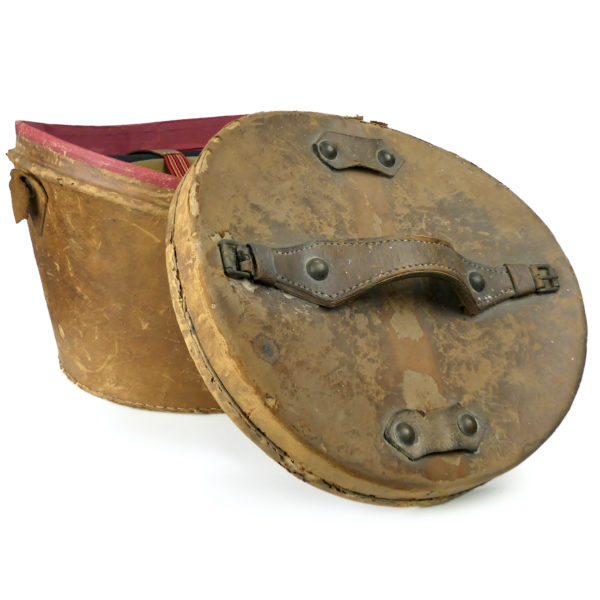 Boîte à chapeau ancienne de voyage en cuir et haut-de-forme taupe noir XIXe (ouverte 3/4)
