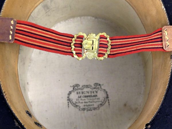 Boîte à chapeau ancienne de voyage en cuir et haut-de-forme taupe noir XIXe (détail)