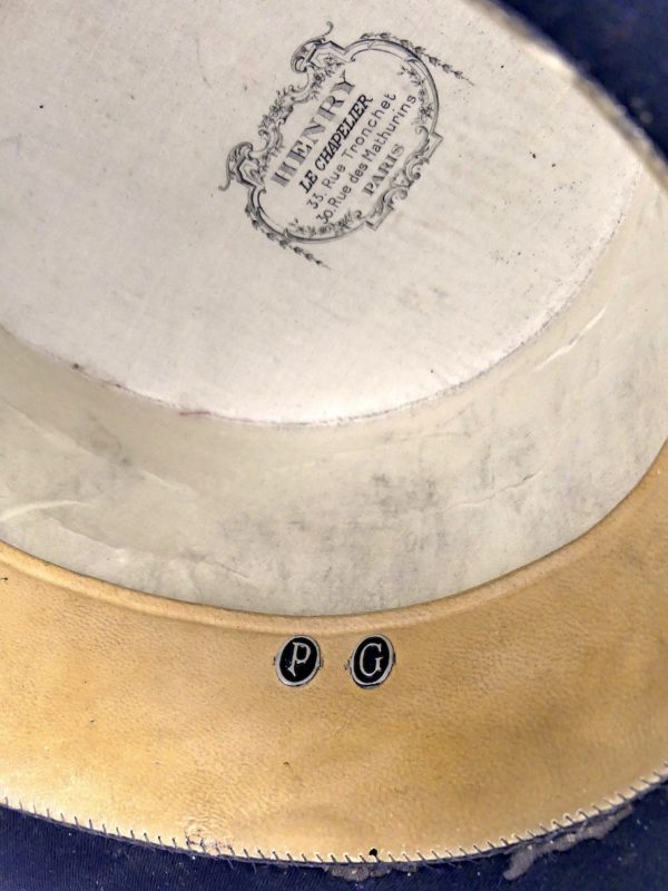 Boîte à chapeau ancienne de voyage en cuir et haut-de-forme taupe noir XIXe (détail)