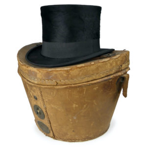 Boîte à chapeau ancienne de voyage en cuir et haut-de-forme taupe noir XIXe (3/4)