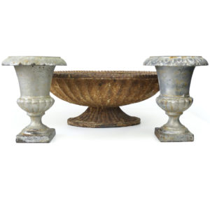 Vasque et 2 vases Médicis anciens en fonte Style classique Déco de jardin (face)