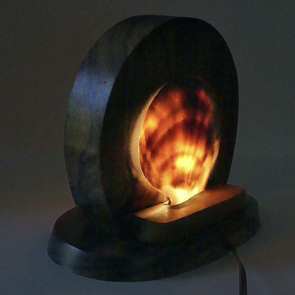 Lampe d’ambiance polynésienne vintage en nacre et miro (allumée 3/4)