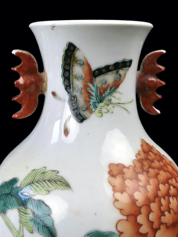 Vase aux roses et papillons ancien en porcelaine de chine de la dynastie Qing (détail)