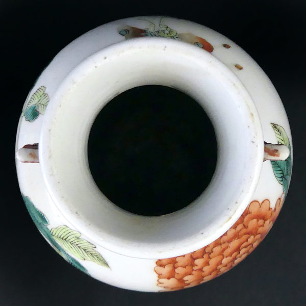 Vase aux roses et papillons ancien en porcelaine de chine de la dynastie Qing – Image 9