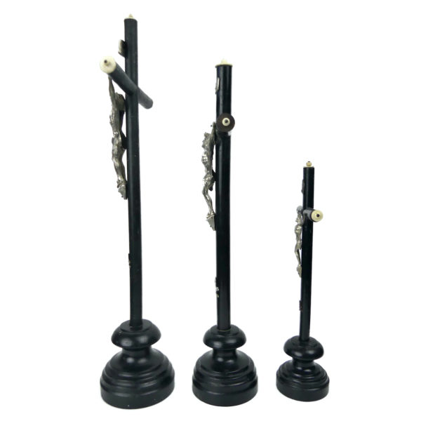 Trois crucifix XIXe en bois noir métal et os sur pied en bois tourné Napoléon III (profil)