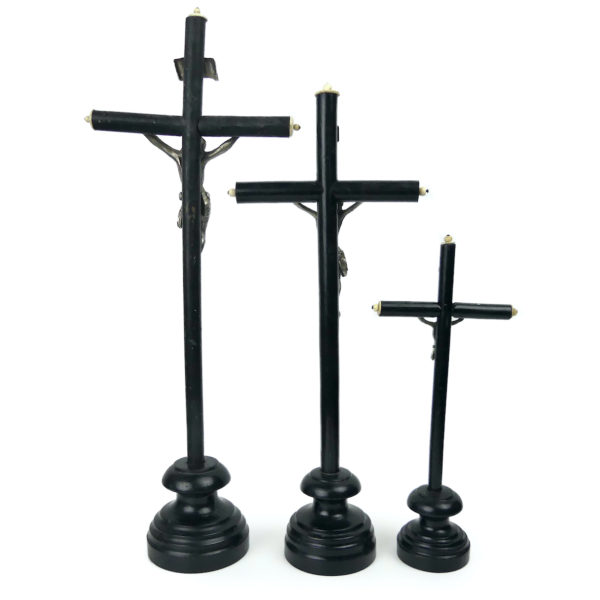 Trois crucifix XIXe en bois noir métal et os sur pied en bois tourné Napoléon III (dos)