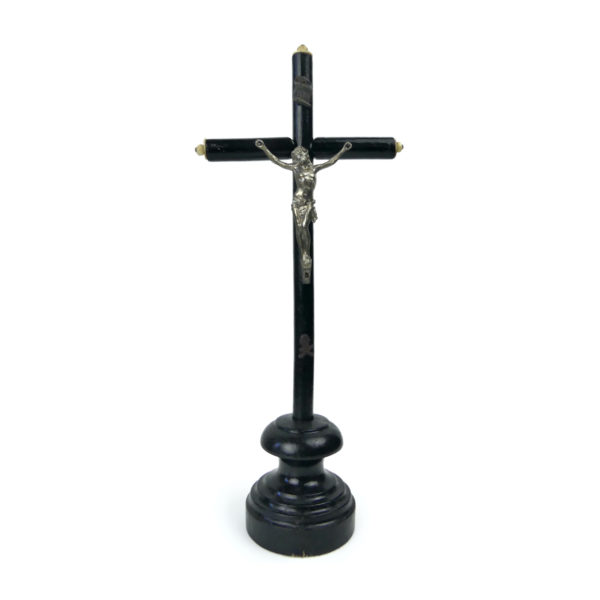 Trois crucifix XIXe en bois noir métal et os sur pied en bois tourné Napoléon III (petit)