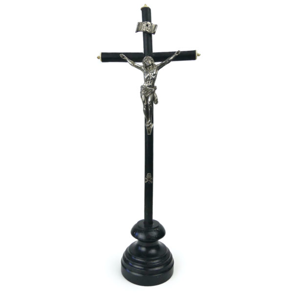 Trois crucifix XIXe en bois noir métal et os sur pied en bois tourné Napoléon III (grand)