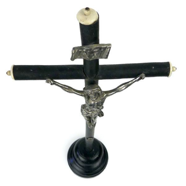 Trois crucifix XIXe en bois noir métal et os sur pied en bois tourné Napoléon III (dessus)