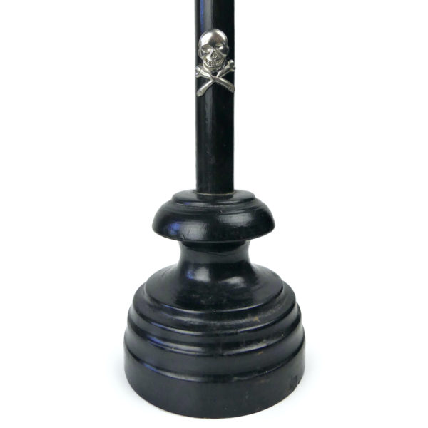 Trois crucifix XIXe en bois noir métal et os sur pied en bois tourné Napoléon III (détail)