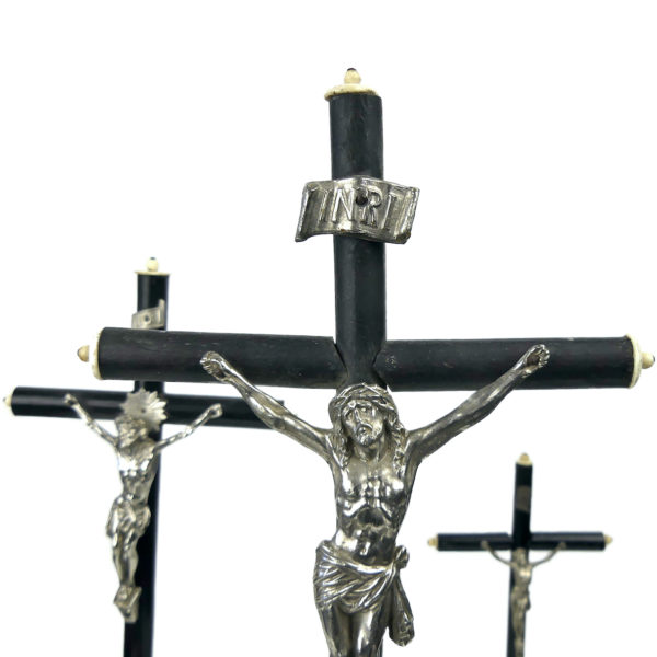 Trois crucifix XIXe en bois noir métal et os sur pied en bois tourné Napoléon III (détail)