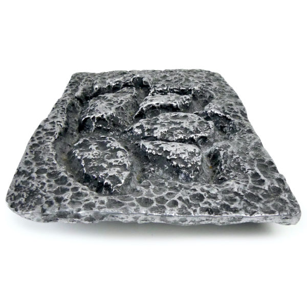 Plaque moulée Lotus en aluminium sculptée par Paolo Santini (profil)