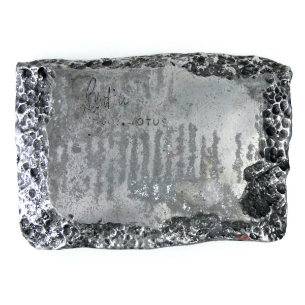 Plaque moulée Lotus en aluminium sculptée par Paolo Santini (dessous)