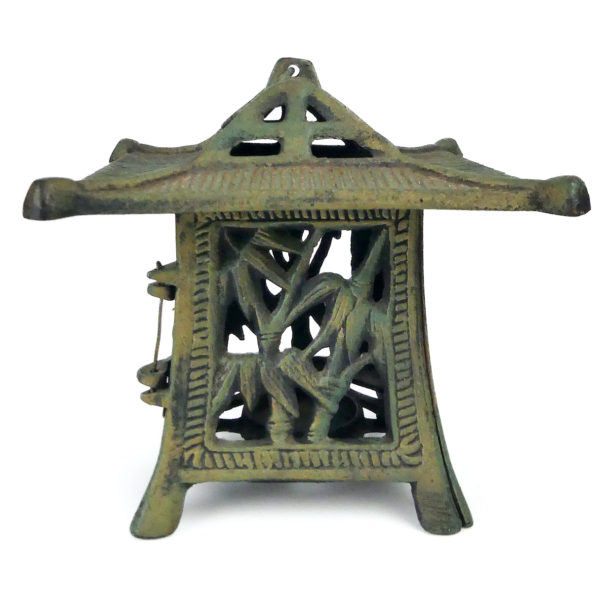 Petite lanterne de jardin japonaise en fonte d’acier de la période Shōwa (profil)