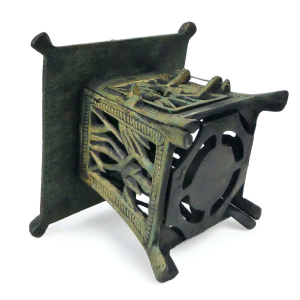 Petite lanterne de jardin japonaise en fonte d’acier de la période Shōwa (dessous 3/4)