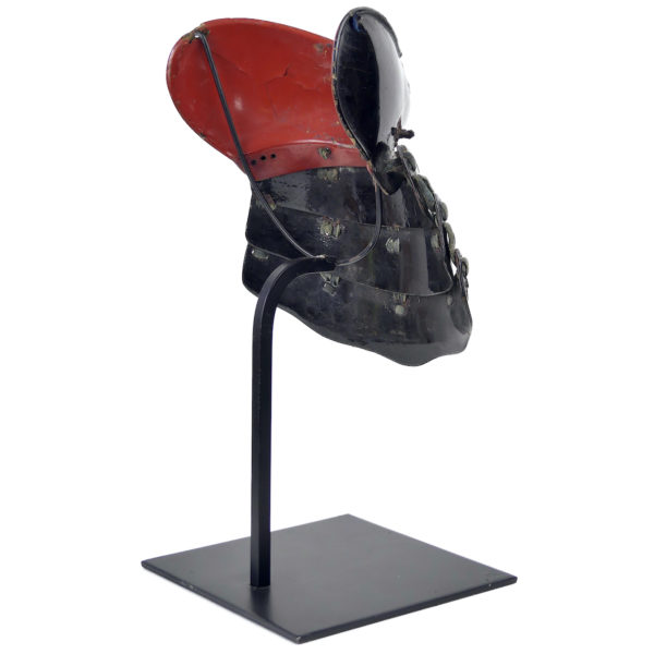 Menpō nodowa Edo en fer laqué du début du XIXe siècle sur socle métallique (3/4 dos)