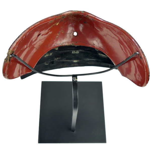 Menpō nodowa Edo en fer laqué du début du XIXe siècle sur socle métallique (dessus)