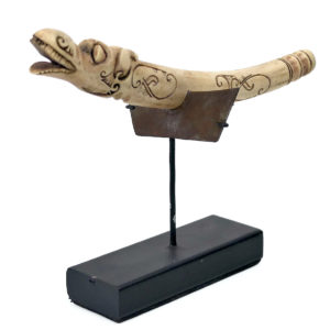 Petit racloir Dayak en bois de cervidé clair sculpté sur socle noir Bornéo (3/4)