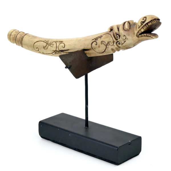 Petit racloir Dayak en bois de cervidé clair sculpté sur socle noir Bornéo (3/4)