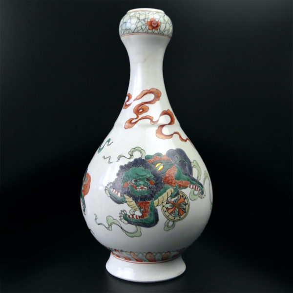 Vase chinois 3 lions gardiens Shi en porcelaine ancienne piriforme (face)