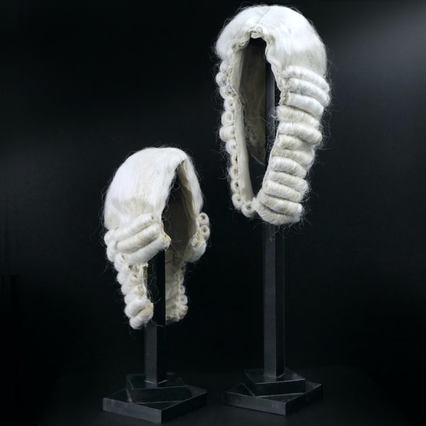 Perruques blanches longue et courte sur porte perruque en bois noir (3/4)