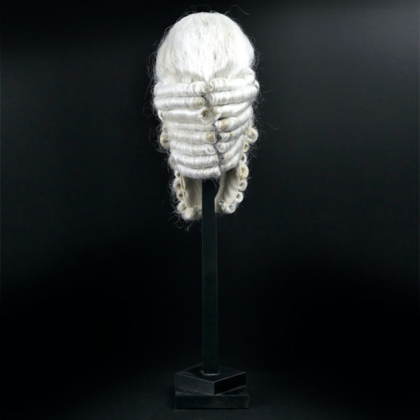 Perruque longue blanche sur porte perruque en bois noir (dos)