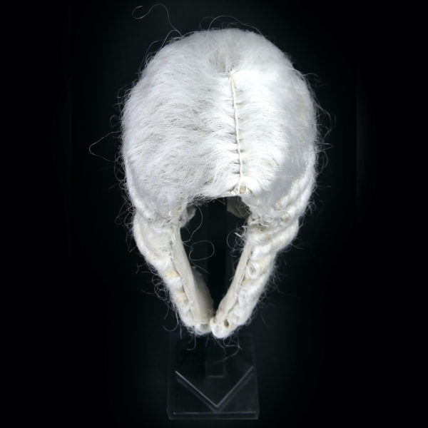 Perruque longue blanche sur porte perruque en bois noir (dessus 3/4)