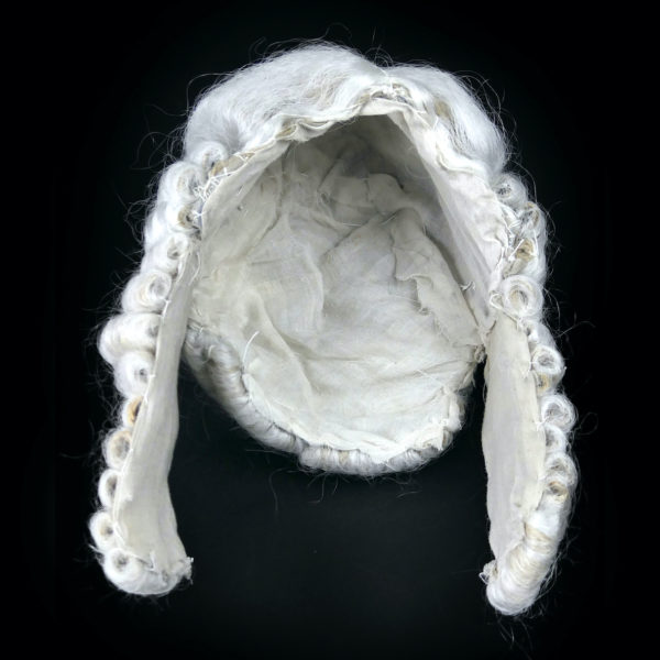 Perruque longue blanche sur porte perruque en bois noir (intérieur)