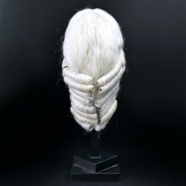 Perruque courte blanche sur porte perruque en bois noir (dos)