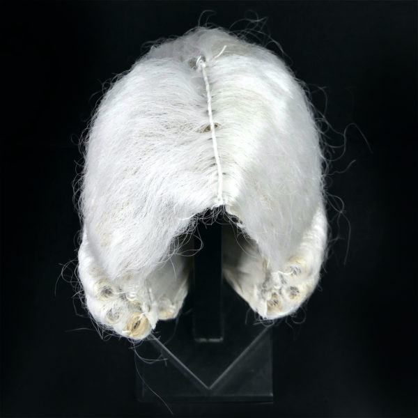 Perruque courte blanche sur porte perruque en bois noir (dessus 3/4)