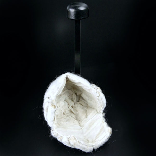 Perruque courte blanche sur porte perruque en bois noir (intérieur)