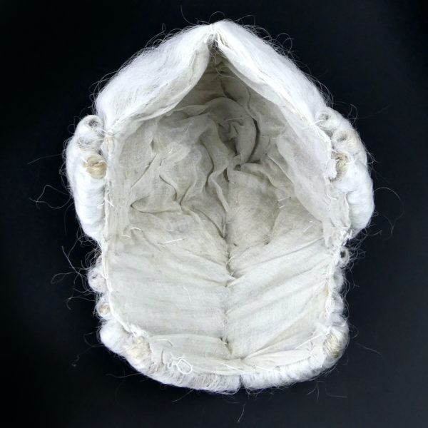 Perruque courte blanche sur porte perruque en bois noir (intérieur)