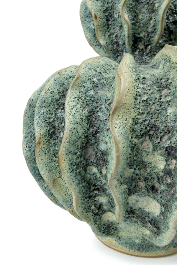 Grand vase organique double gourde vert de gris en céramique écume de mer (détail)
