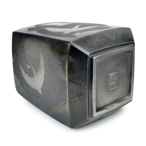 Vase japonais en métal texturé gris argenté de forme balustre à décor d’oiseaux (dessous 3/4)