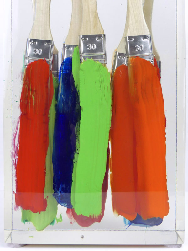 Sculpture inclusion pinceaux plats et peinture en résine goût Arman Pop art (détail)