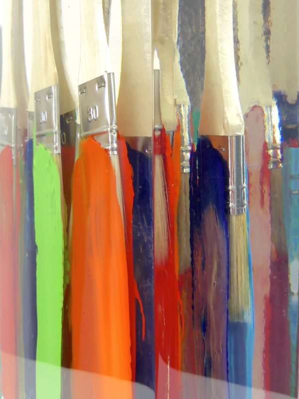 Sculpture inclusion pinceaux plats et peinture en résine goût Arman Pop art (détail)