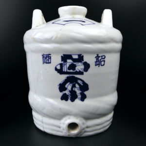 Baril à saké japonais Taru Dario en porcelaine calligraphié kanjis bleus (face)