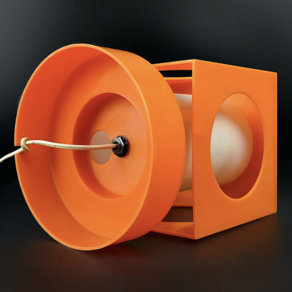 Lampe cubique Space Age en plastique orange et blanc Pop des années 70 (dessous 3/4)