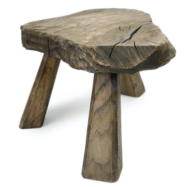 Petit tabouret trépied rustique ancien en bois brut (dessus 3/4)
