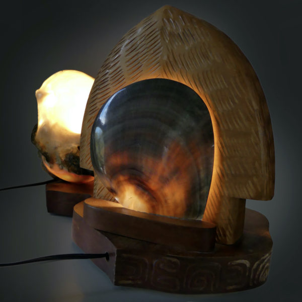 Lampe d’ambiance polynésienne double en coquilles coquillage et bois précieux RIMAP Tahiti (allumée)